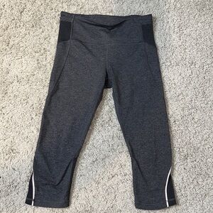 Lululemon cropped leggings Gray- Size 8 -EUC